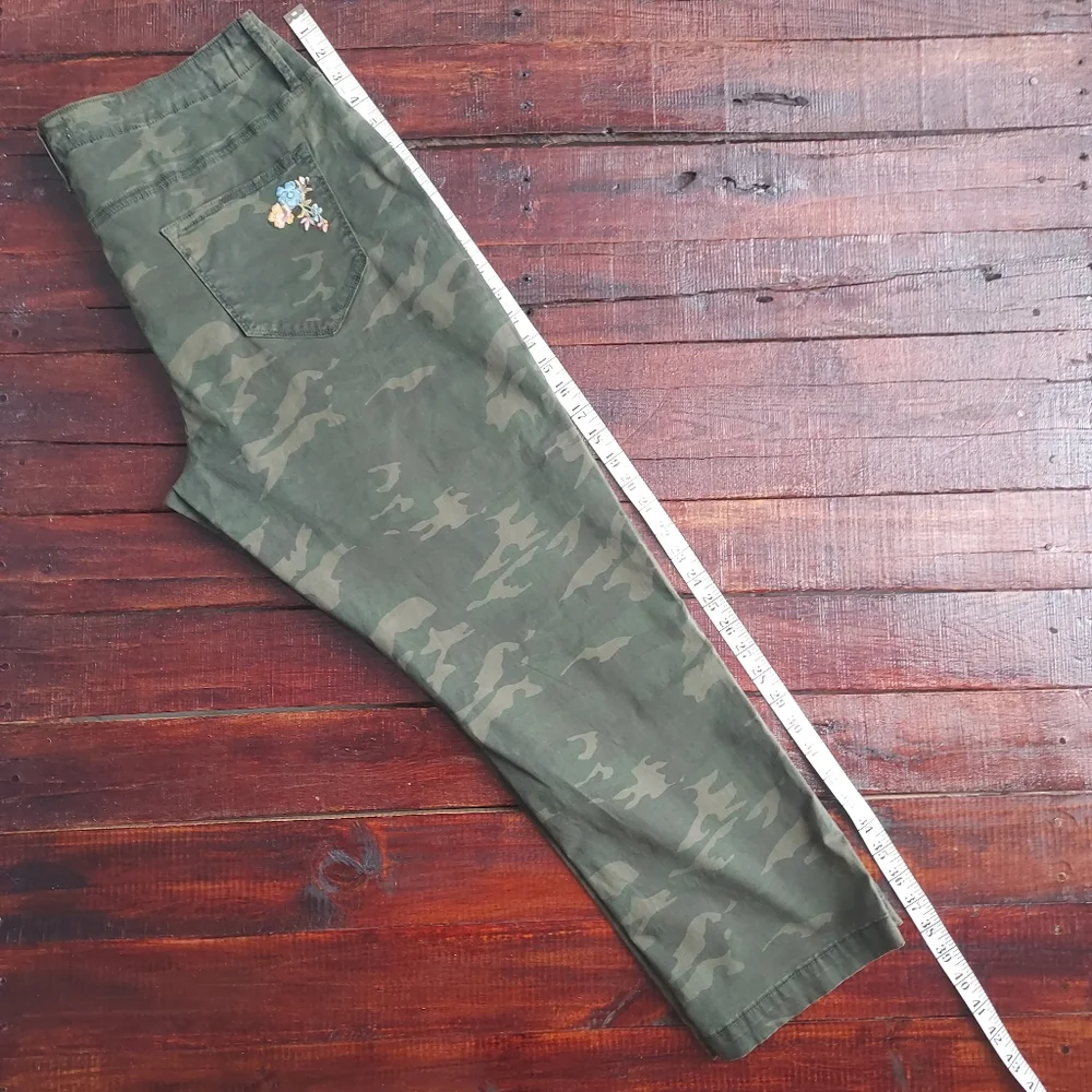 DRIFTWOOD Camouflage Straight Leg Jeans size 31 & 30 - Picture 12 of 12